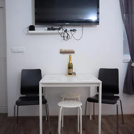 Lofty Sky Retreat - M&d Apartment